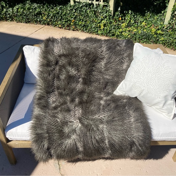 Beautiful Grey Modern Bella Luca Raccoon Fur Accent Fine Lien blanket - Picture 3 of 11